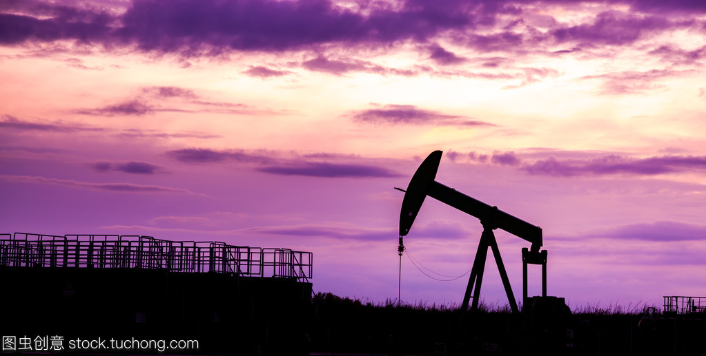 落日余晖中的能源脉络 输油泵剪影与输气管道工程施工服务